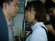日本女子校生 在捷運上熱吻與打手槍