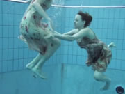 水下兩個美女裸體游泳