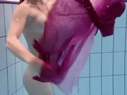 俄羅斯紅發少女在水里面裸體游泳