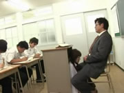 尺度超大的輕熟女 飯岡佳奈子 教室桌子玩法專用女教師