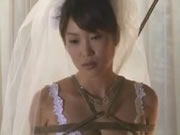日本新娘被麻繩綑綁在地上粗暴掙扎