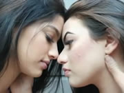 拉丁兩個美女洋妞女同性戀濕吻