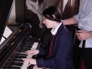 男老師給女學生練習鋼琴然後在鋼琴椅上激情愛撫